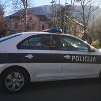 Novi incident u Mostaru: Pokušali napasti maloljetnike, bježali od policije pa Golfom udarili u zid