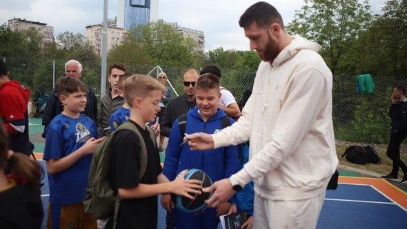 Nurkić je pažnju posvetio i najmlađima - Avaz