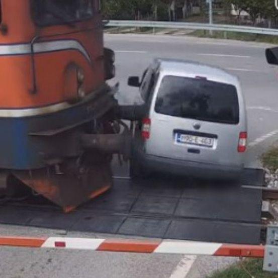 Automobilom prošla kroz znak stop na pružnom prelazu: Vozilo se zaglavilo na šinama, udario ga voz