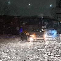 Snijeg otežava saobraćaj i u Zenici: Sudar na isključenju u centar, kamion i autobus popriječili put