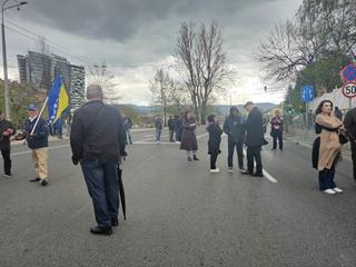 Završeni protesti ispred OHR-a: Počela padati kiša, građani se razišli, pušten saobraćaj