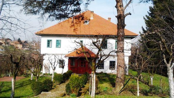 Rodna kuća Husein-kapetana  - Avaz