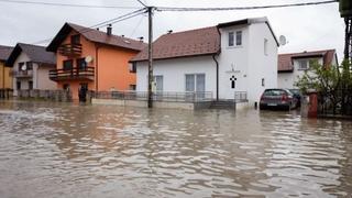 Obustavljen saobraćaj na putevima na području Bihaća zbog izlijevanja vode na kolovoz