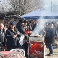 Video / Posjetili smo autopijacu u Sarajevu: Možeš kupiti vunene čarape za 10 maraka, nakon što pojedeš 10 ćevapa za 5 maraka