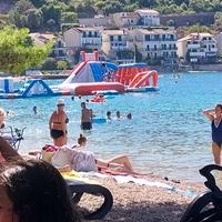 Spas od vrućine: Drvenik od jutra ispunjen turistima