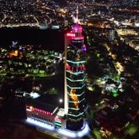 "Avaz Twist Tower" osvijetljen crvenom bojom povodom Valentinova