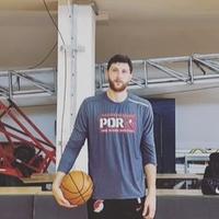 Nurkić ispod slike i dresova legende: "Život leti Kapetane"