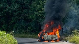 Dramatične scene na putu u BiH: Vatra "progutala" automobil
