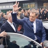 Dodik pokazao tri prsta dok je odlazio iz Suda BiH