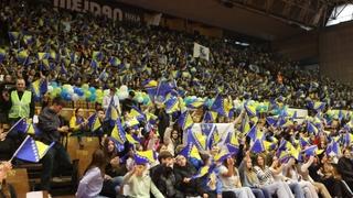 Manifestacijom "Mojoj domovini" više hiljada učenika iz Tuzle čestitalo Dan državnosti BiH