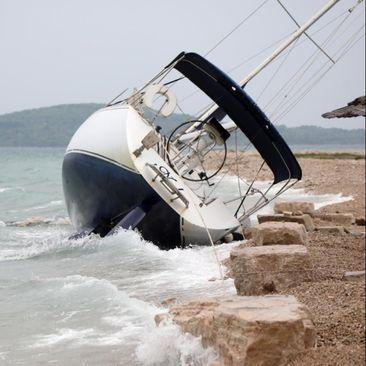 Jugo kod Šibenika izbacilo jedrilicu na plažu - Avaz