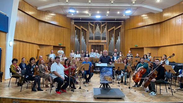 Emir Nuhanović s orkestrom na probi - Avaz