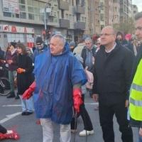 Protesti u Novom Sadu: Učesnici crvenom bojom ostavljali otiske šaka, žena ih gađala jajima