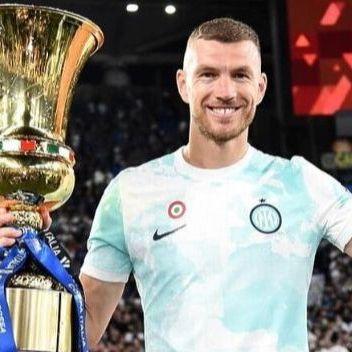 Džeko se pohvalio desetim trofejem: Objavio fotografiju 