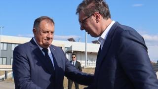 Dodik s Vučićem iz kasarne poručio: Snažna Srbija garant sigurnosti
