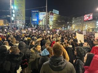 Trg blokiran: Desetine hiljada ljudi na protestu u Beogradu