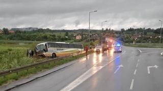 Vozač iz Breze i četiri putnika povrijeđeni u slijetanju autobusa