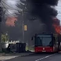 Gori autobus u Beogradu: Vatra progutala pola vozila 