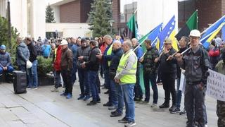 Nezadovoljni rudari stigli pred Gradsku upravu Grada Zenica, 15 ih štrajkuje glađu