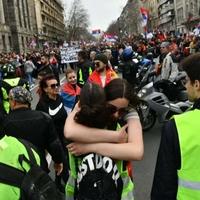 Učesnici beogradskog protesta traže pomoć zbog glavobolje i zujanja u ušima