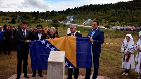 S polaganja kamena temeljca: Ko je politički preživio - Avaz