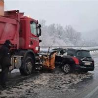 Na autoputu kod Prnjavora sudarili se grtalica i automobil 