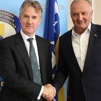 Ministar odbrane BiH Helez primio ambasadora UK u BiH Džulijana Rajlija