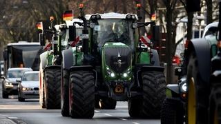 Hiljade farmera blokirale puteve zbog smanjenja subvencija: "Radije bih umro nego bio rob"