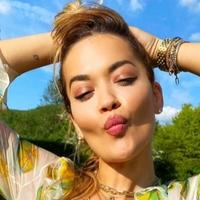 Rita Ora potpuno gola u sauni: Pjevačica na nesvakidašnji način promovira novi album