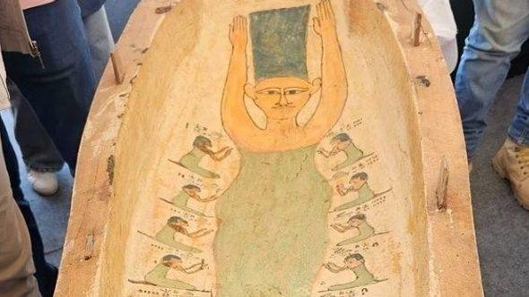 Arheolozi su nedavno iskopali nekoliko kovčega s otkrivenog 3.500 godina starog groblja u Minji u Egiptu - Avaz