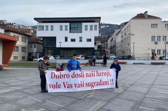 Brojni građani ispred Vijećnice došli da dočekaju bh. heroje - Avaz