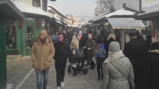 Građani i turisti iskoristili dan za šetnju i fotografisanje na Baščaršiji