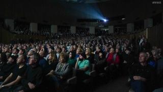 Video / Pogledajte kako publika aplaudira legendarnom komandantu Draganu Vikiću