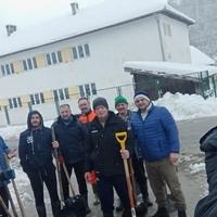 Edin Višća stigao na odmor u BiH, pa uzeo lopatu i pomogao očistiti svoja Čuništa