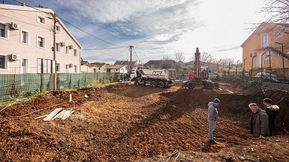 Gradi se na mjestu gdje je sredinom prošlog vijeka porušena džamija istoimenog naziva - Avaz