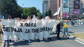 Nekoliko stotina metara duga kolona u šetnji gradskim ulicama pod motom "Zenica za Srebrenicu"