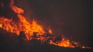 Foto+video / Nadljudski napori vatrogasaca: Evo kako izgleda noćna borba sa požarima u Grčkoj