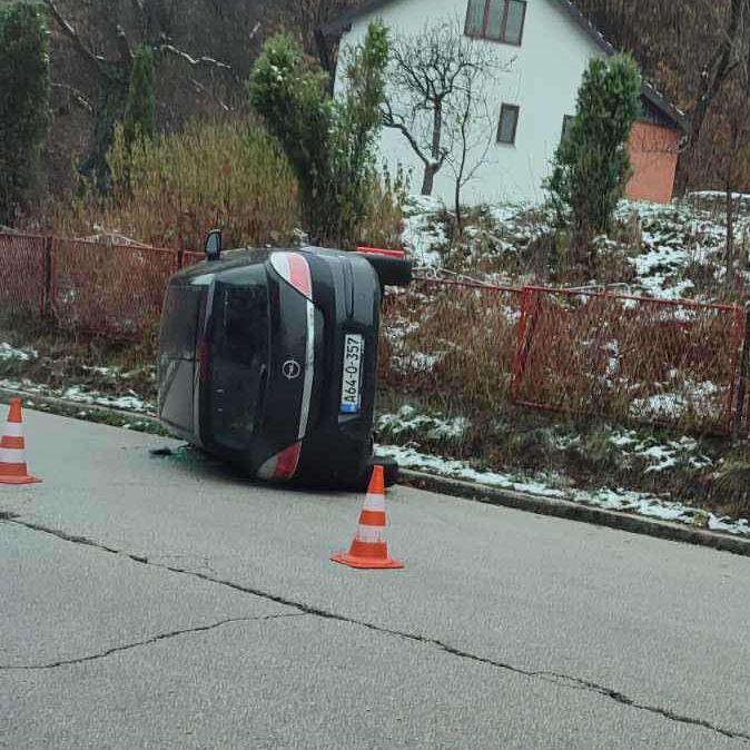 Krš i lom kod Zenice: Automobil sletio s ceste, pa se prevrnuo