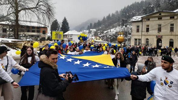 Djeca Srebrenice sa zastavom BiH - Avaz