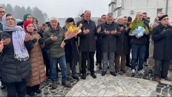 Zukan Helez položio je cvijeće na Šehidskom mezarju - Avaz