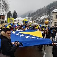 Djeca Srebrenice sa velikom zastavom domovine