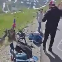 Bizaran incident na Tour de Franceu: Fotograf bacio u jarak muškarca koji je trčao za biciklistima