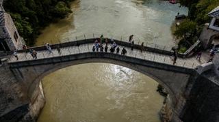 Neretva u Mostaru promijenila boju, više nije zelena nego smeđa i prljava 