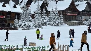 Građani iskoristili slobodan dan za odlazak na planinu: Porodice uživaju na Vlašiću