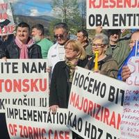 Ovo su poruke s današnjih protesta: "Skinite nam dejtonsku luđačku košulju"