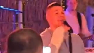 Video / Nije otkazao nastup: Sloba Radanović zapjevao s rukom u gipsu