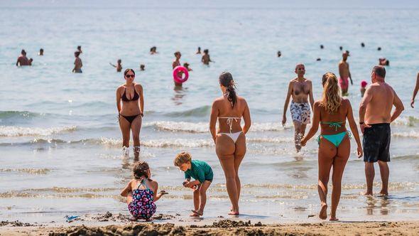 Plaže pune turista - Avaz