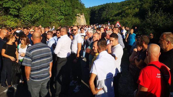 Današ širom Bosne i Hercegovine pristalice Milorada Dodika se okupljaju u znak podrške.  Podsjećamo, razlog za organiziranje protesta je zabrana MUP-a KS da se protest održi ispred Suda i Tužilaštva BiH.  Protest ispred Suda i Tužilaštva BiH je bio planiran zbog podizanja optužnice protiv predsjednika RS Milorada Dodika i v.d. Službenog glasnika RS Miloša Lukića. - Avaz