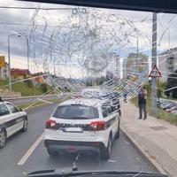 Kamenjem pogođena tri nova trolejbusa u Sarajevu