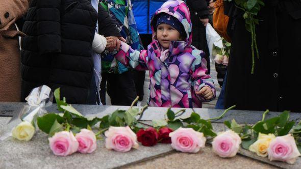 Polaganje cvijeća za Inelu Selimović i njenog sina - Avaz